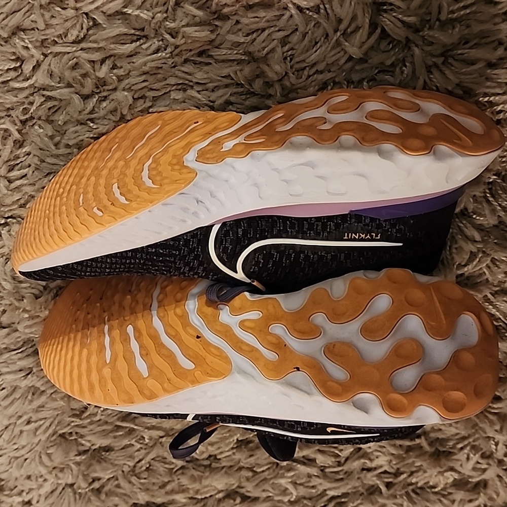 Womens Nike Shoes - Picture 4 of 5
